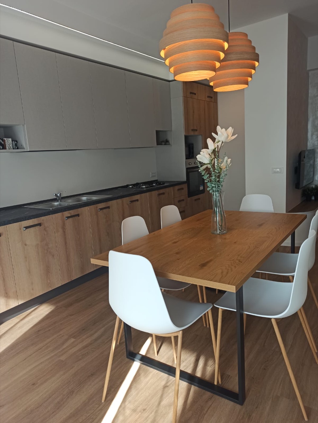 Cucina e zona pranzo ristrutturate da Lambrino